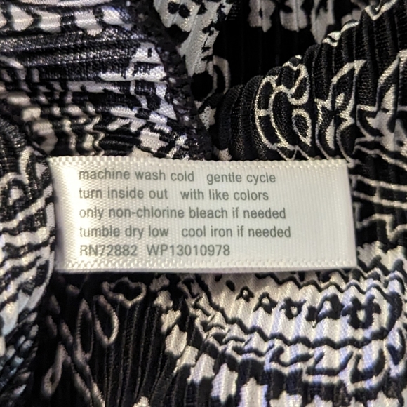 Fashion Bug Black & White Paisley Print Ribbed SS Shirt. Women's Large - Picture 4 of 5